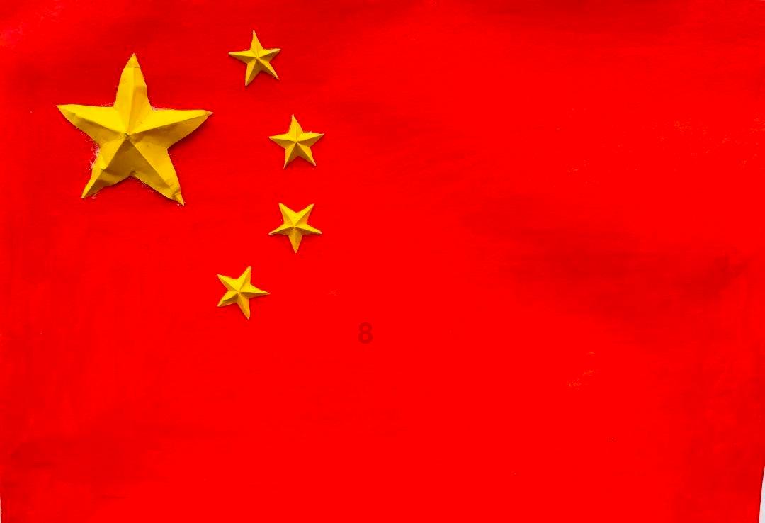沙滩游玩的女孩们