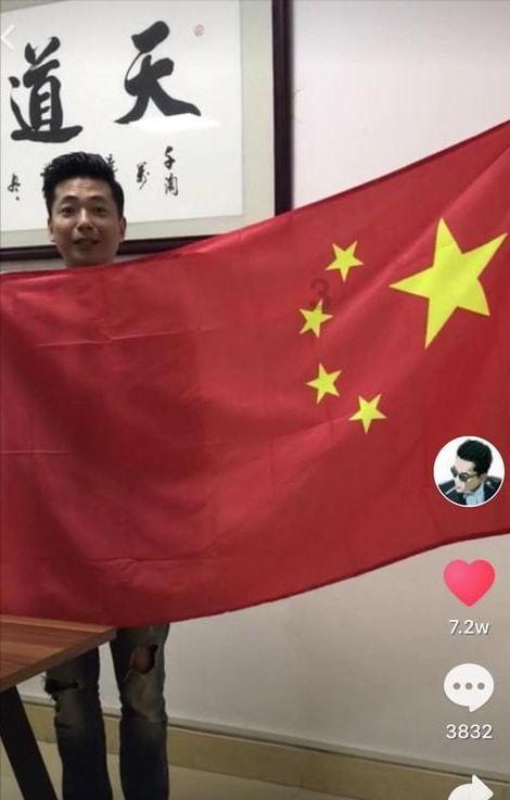 救援困倦的男孩